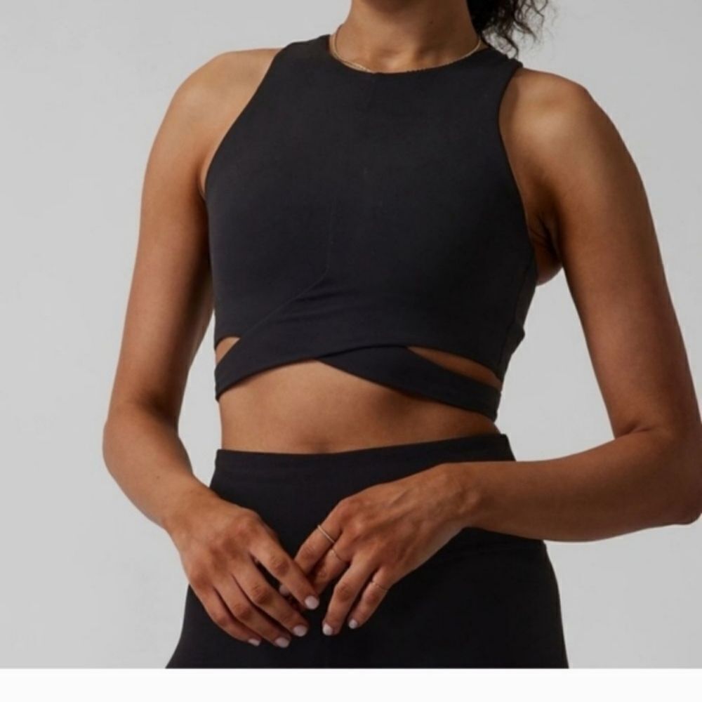 Athleta Conscious  Cut Out Crop black workout top size L NWOT